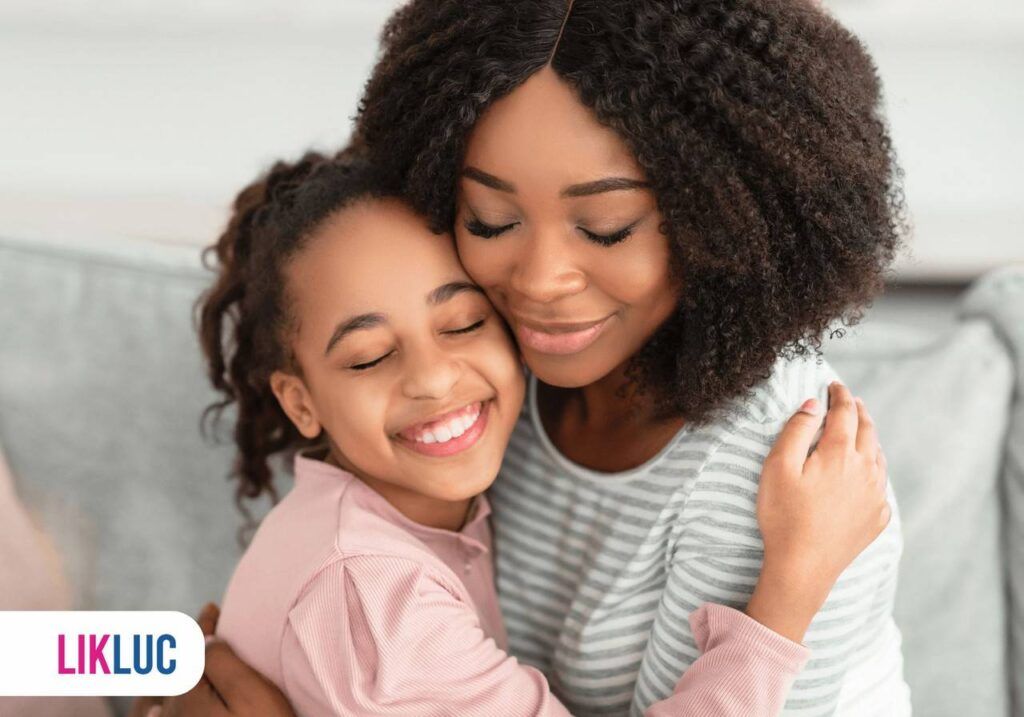 Mãe e filha se abraçam e sorriem