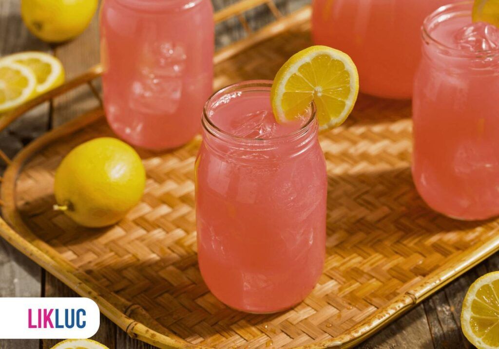 Alguns copos de vidro com suco e decorados com rodela de limão