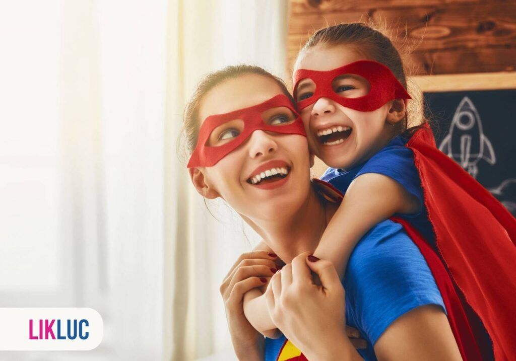 Mãe e filha fantasiadas de super herói