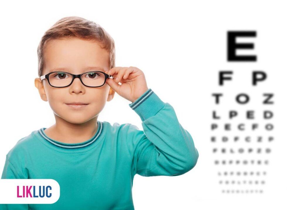 criança com uma mão no óculos e ao fundo teste de visão