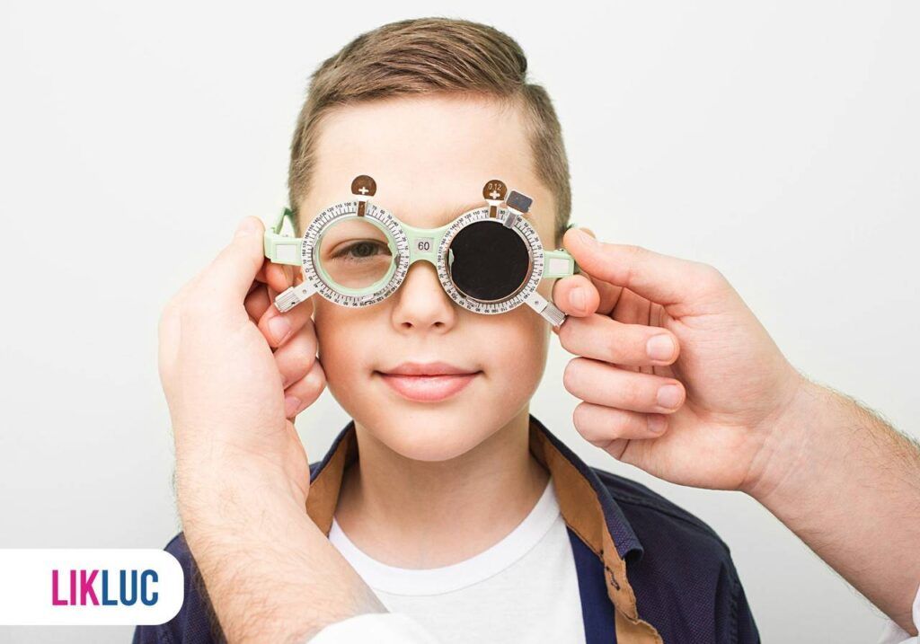 Criança realizando exame de vista