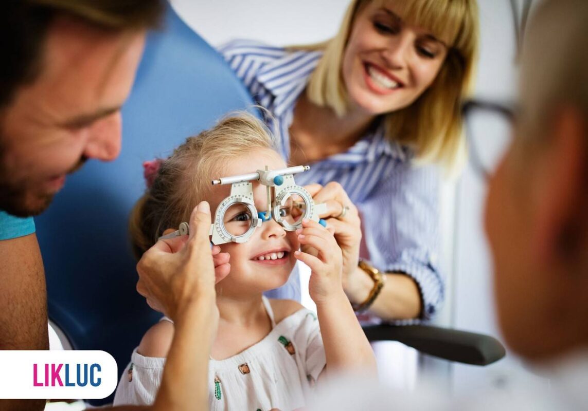 mãe acompanhando filha realizando exames de vista