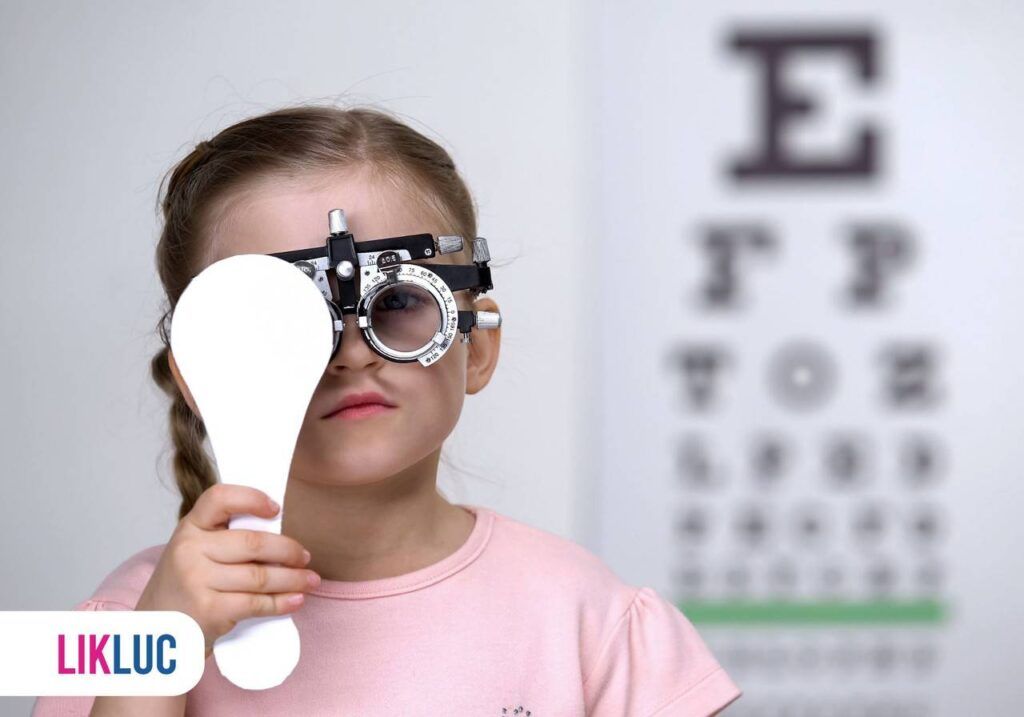 Criança passando por exame de vista