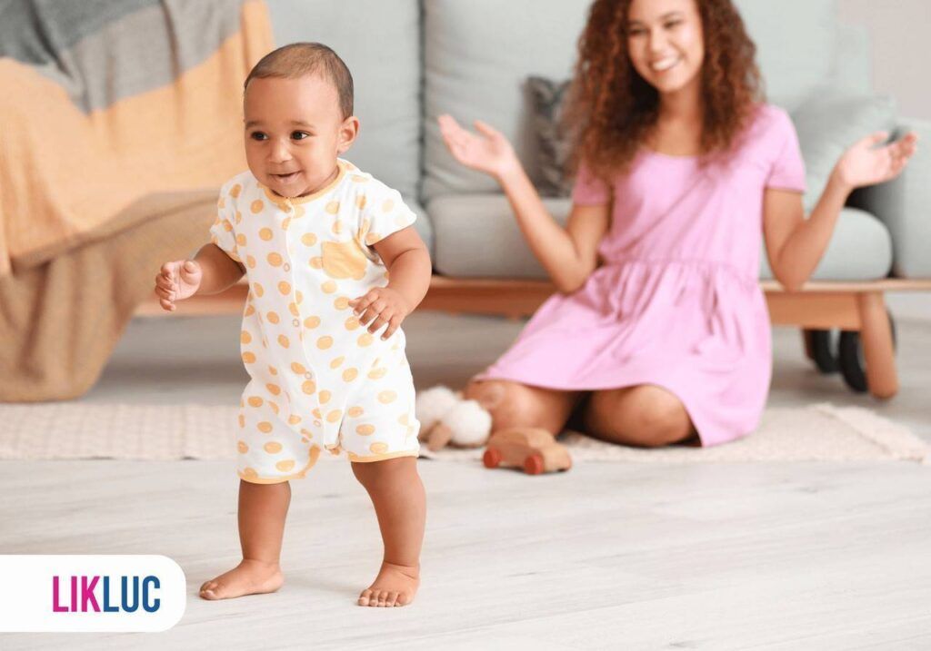 mãe acompanhando evolução do bebê ao andar sozinho