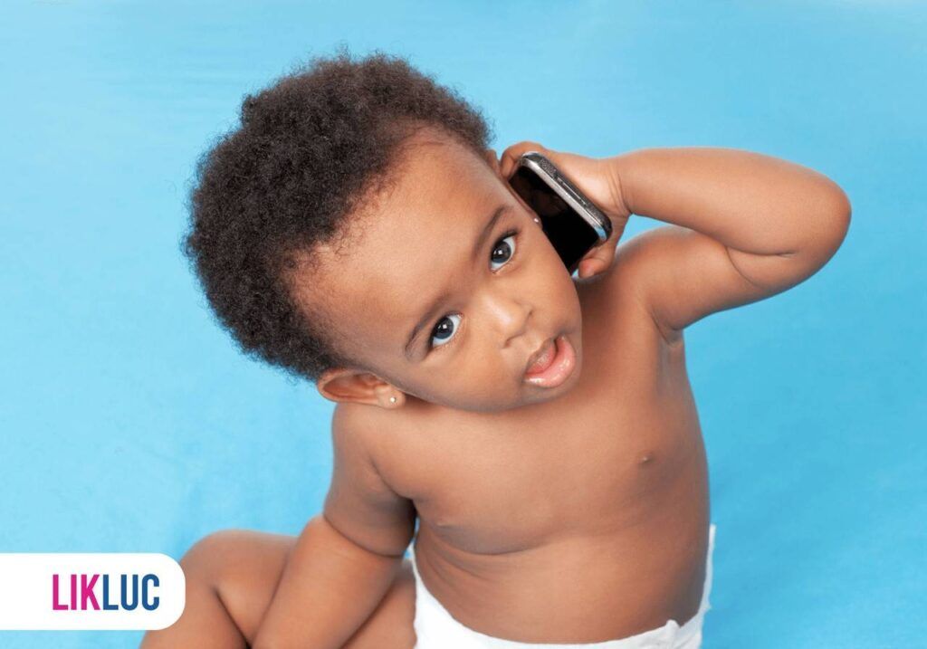 Bebê usando apenas fralda e segurando celular no ouvido
