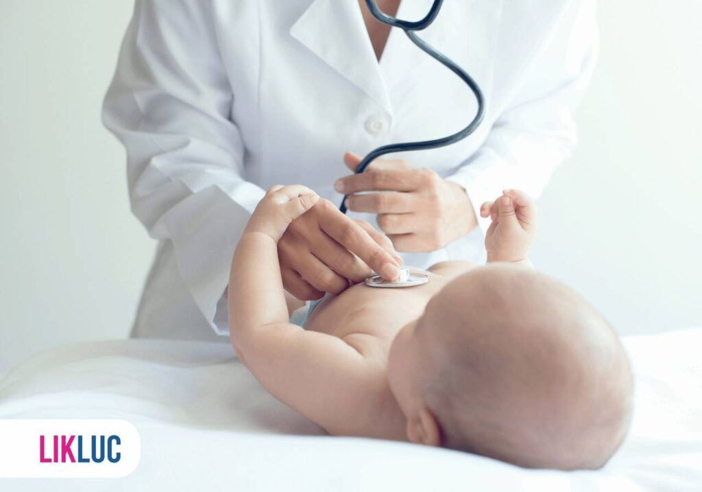 Pediatra com estetoscópio examinando recém nascido