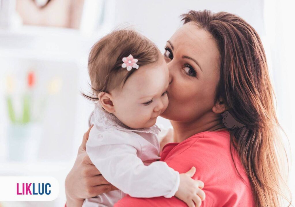 Mãe segurando filha bebê no colo