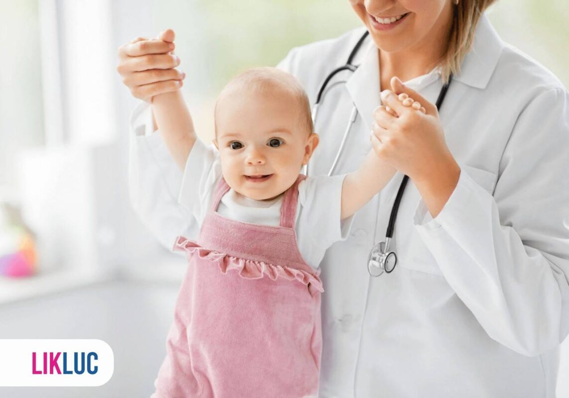 bebe feliz sendo atendido por pediatra