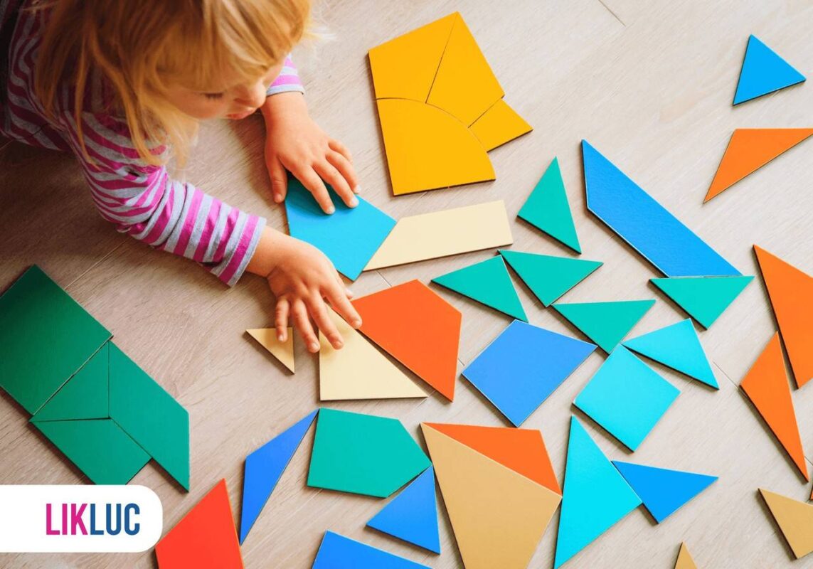 Criança montando jogo de pecas de montar