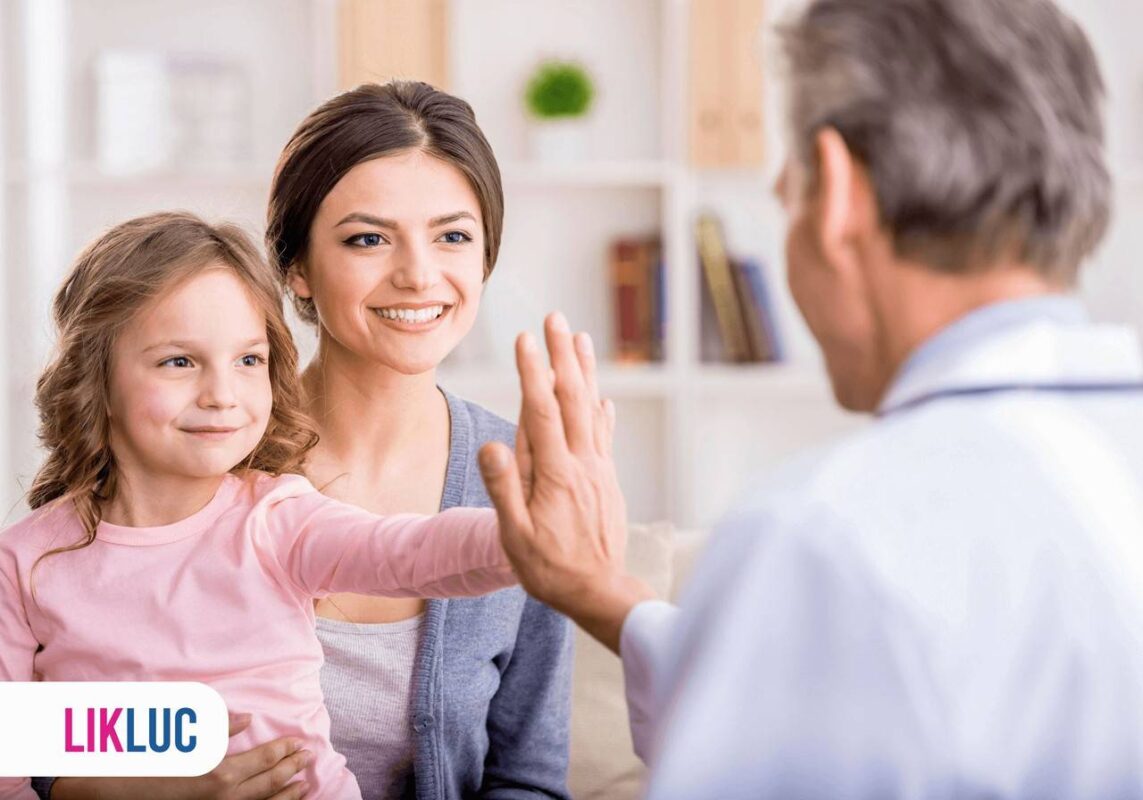 Médico atendendo criança acompanhada da mãe