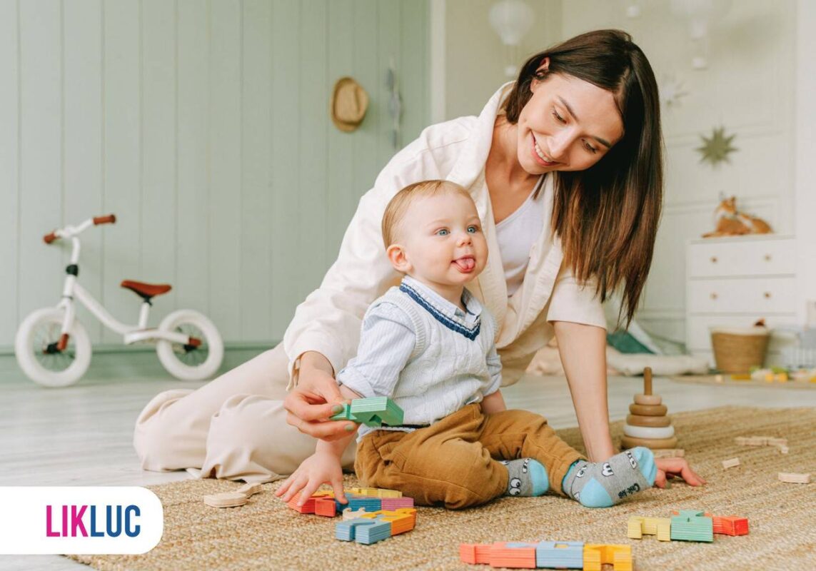 mãe e filho sentados em tapete no chão segurando peças de brinquedo quebra cabeça