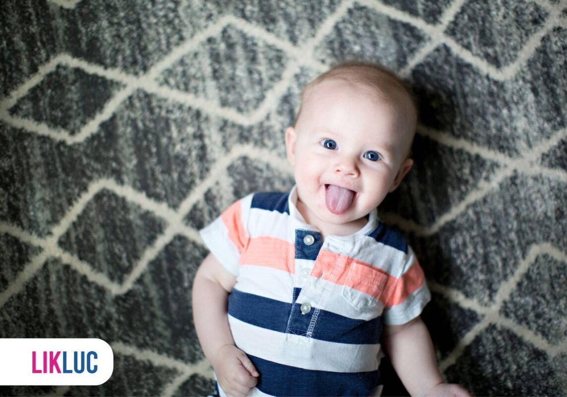 Bebê em pé com língua de fora