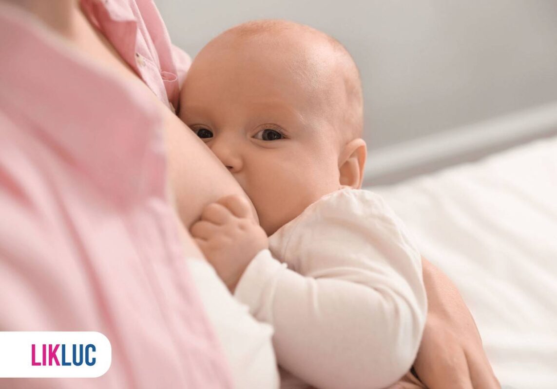 Mãe amamentando bebê no colo