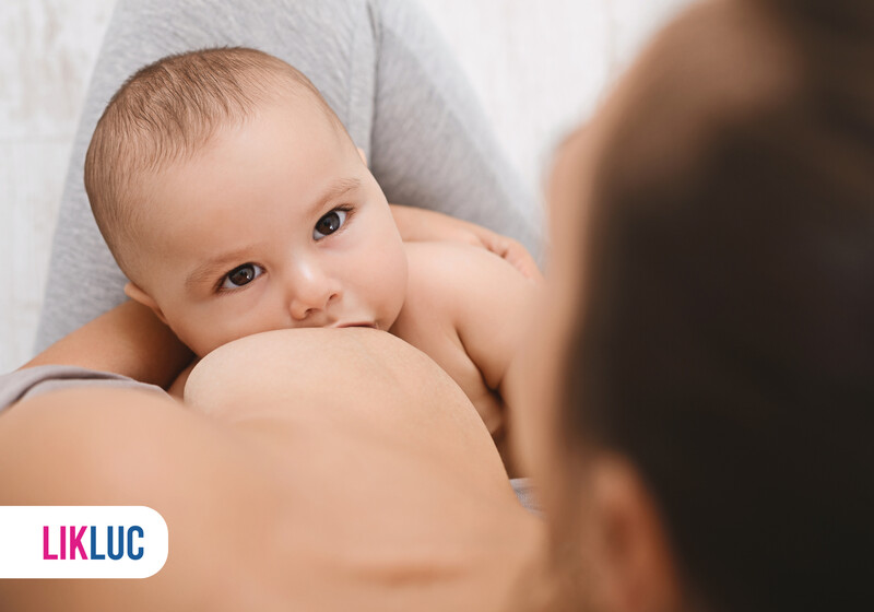 6e9d9142 bebe dormindo no berco3 Mãe amamentando bebê em posição confortável.