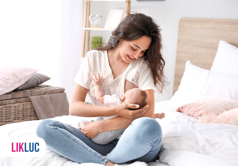 Mãe segurando bebê em ambiente aconchegante