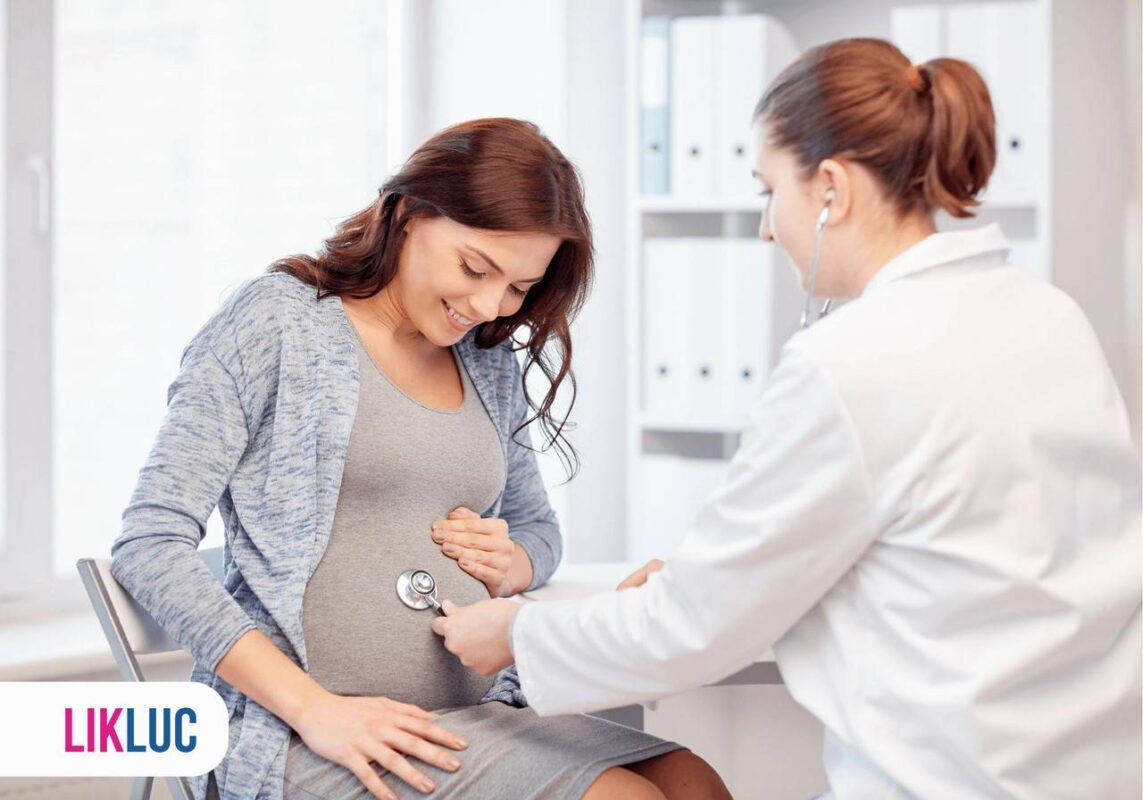 Médica examinando mulher grávida