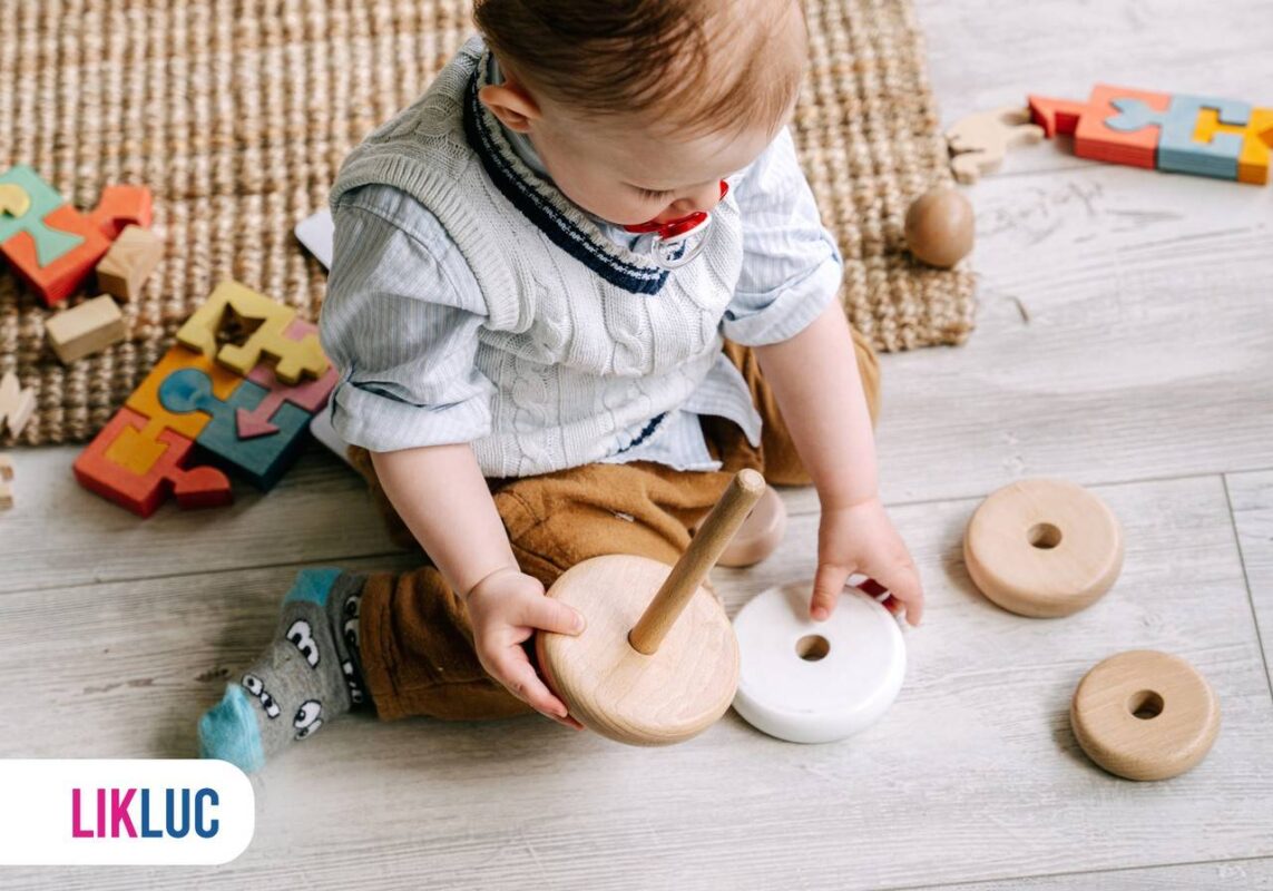 Bebê brincando com brinquedos no chão