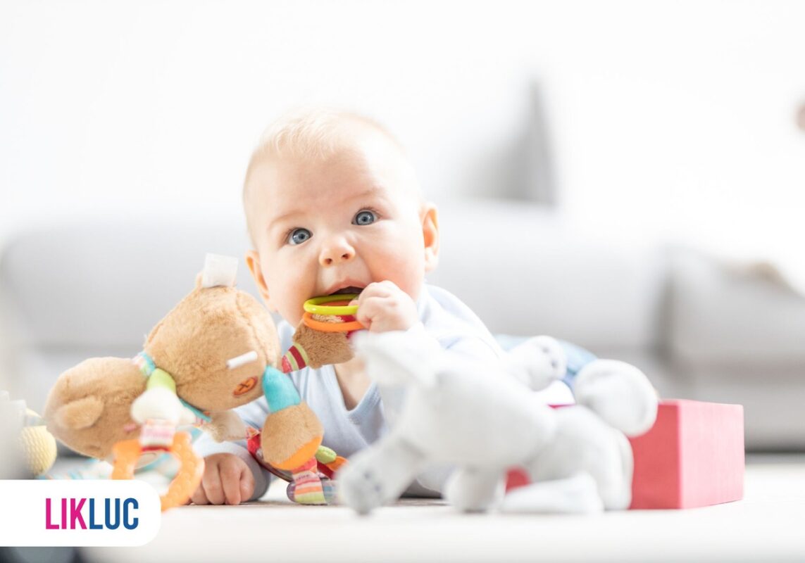 Bebê com brinquedo na boca
