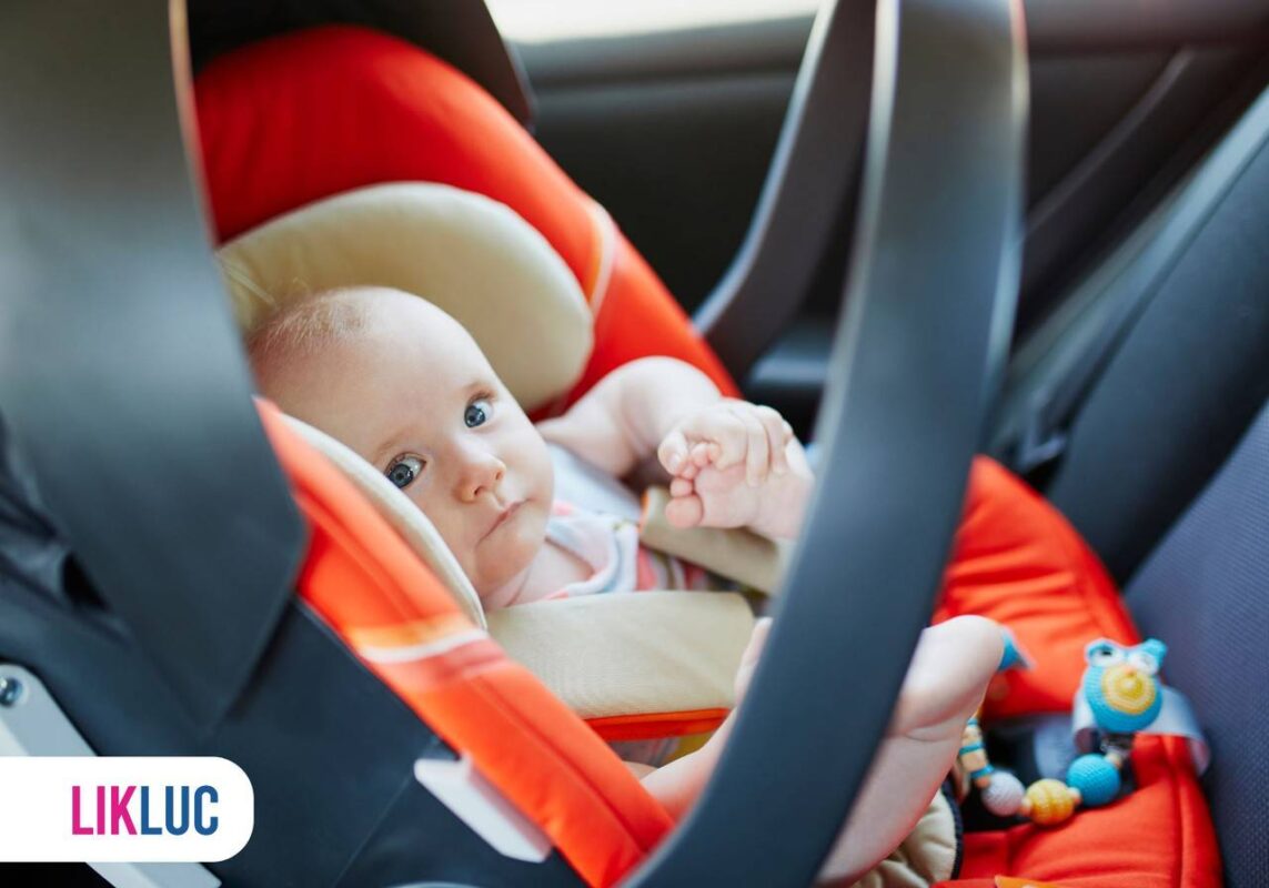 Criança em bebê conforto no carro