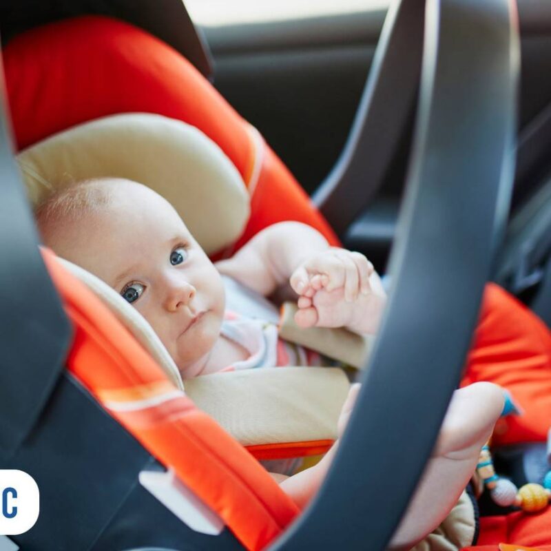 Criança em bebê conforto no carro