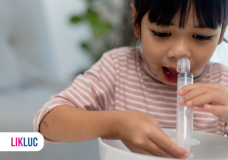 576593c1 bebe dormindo no berco2 Criança brincando com um tubo em uma tigela