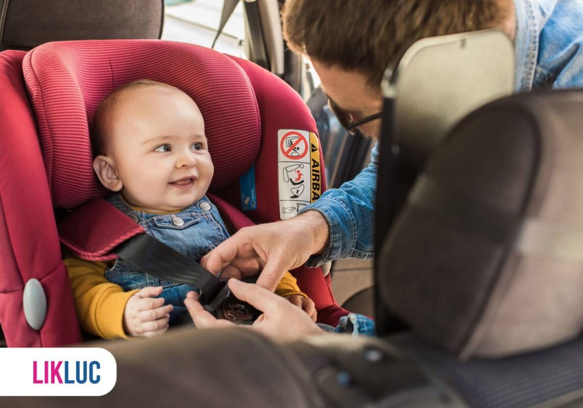 Pai ajustando filho em bebê conforto no banco de trás do carro