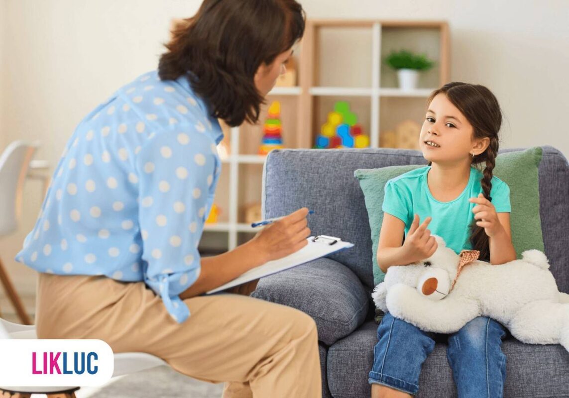 Psicologa orientando criança