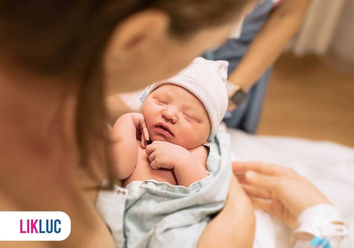 Mãe com bebê recém nascido no colo