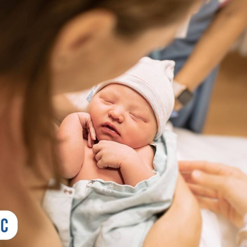 Mãe com bebê recém nascido no colo