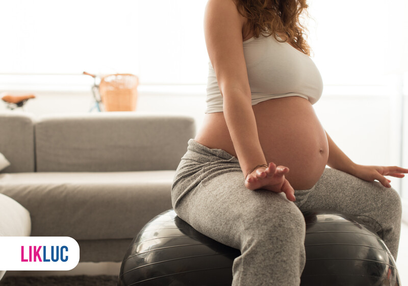 cc6ed86c bebe dormindo no berco4 Gestante sentada em bola de exercício em casa