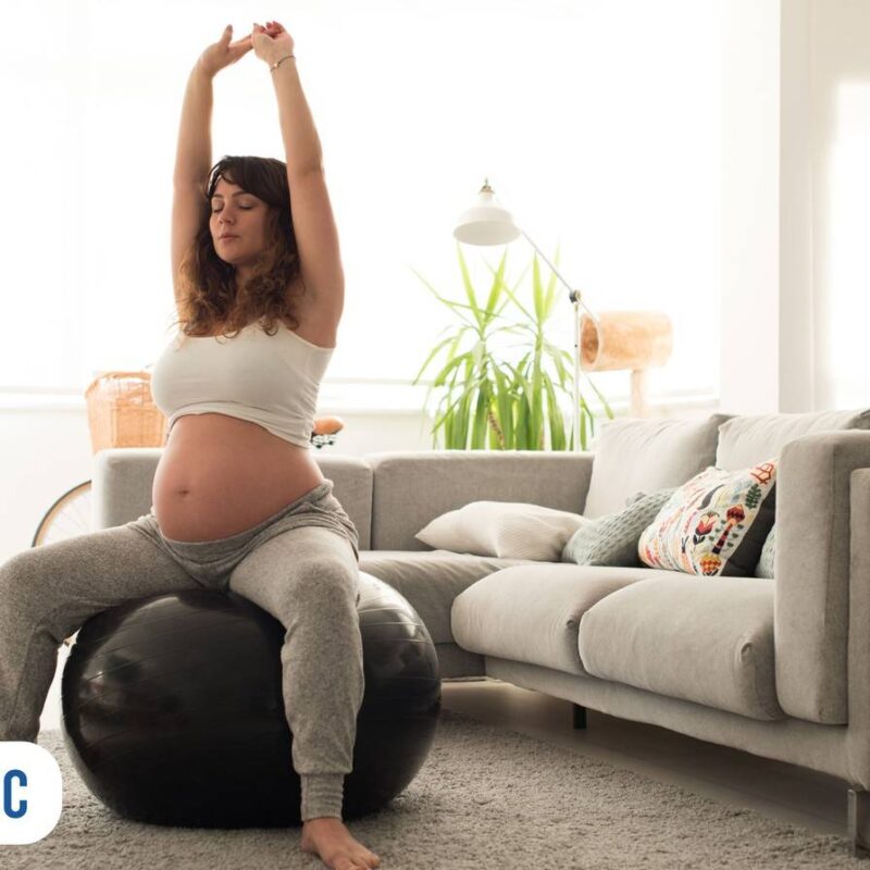 Gravida se alongando exercícios