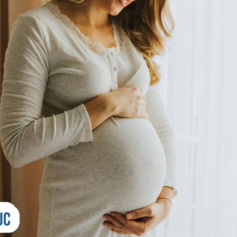 gravida segurando barriga olhando para baixo