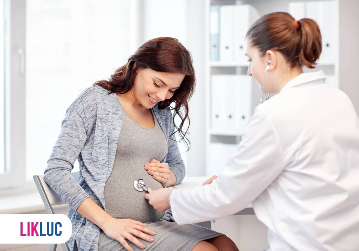 Gestante em consulta com médica