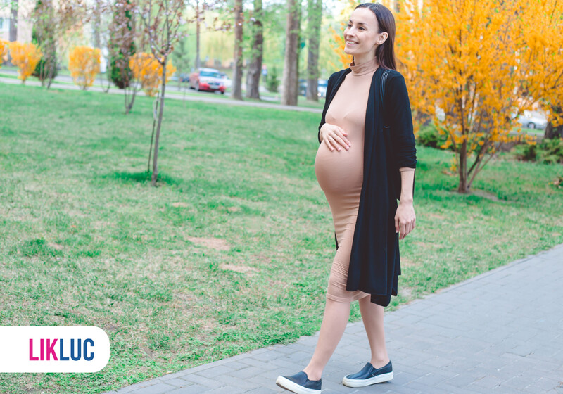 0ad75536 bebe dormindo no berco3 Mulher grávida caminhando em um parque.