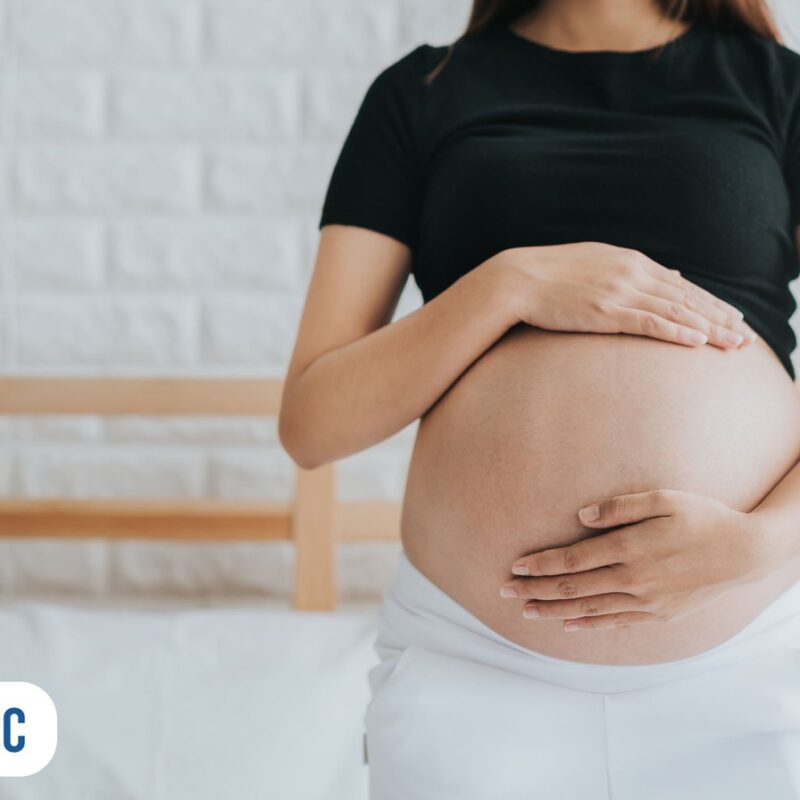 mae gestante segurando a barriga de 39 semanas