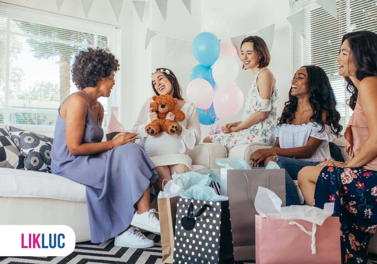 amigas no cha de bebe sorrindo com presentes
