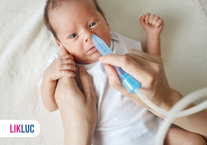 532cd43e bebe dormindo no berco2 Bebê recebendo cuidados com aspirador nasal