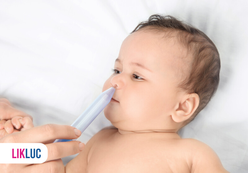 4c006a02 bebe dormindo no berco2 Bebê recebendo cuidados de saúde nasais.