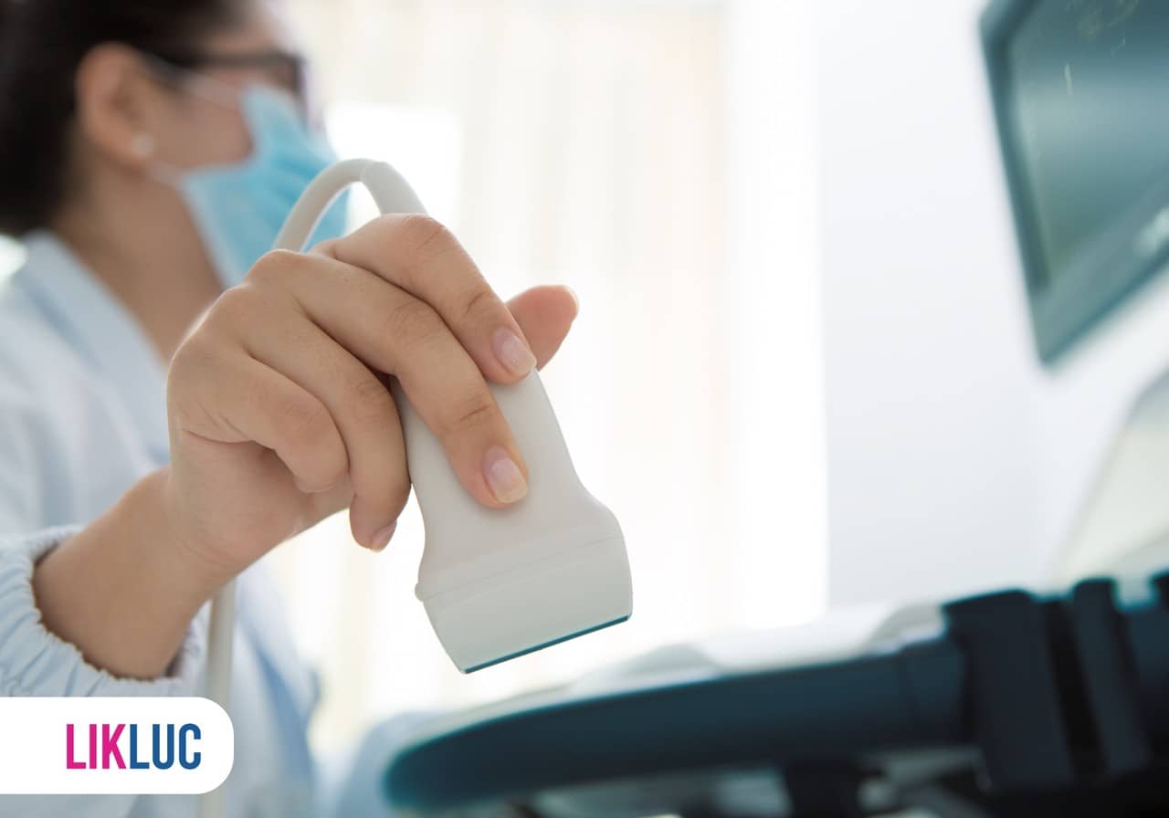 Médica segurando equipamento de ultrassom