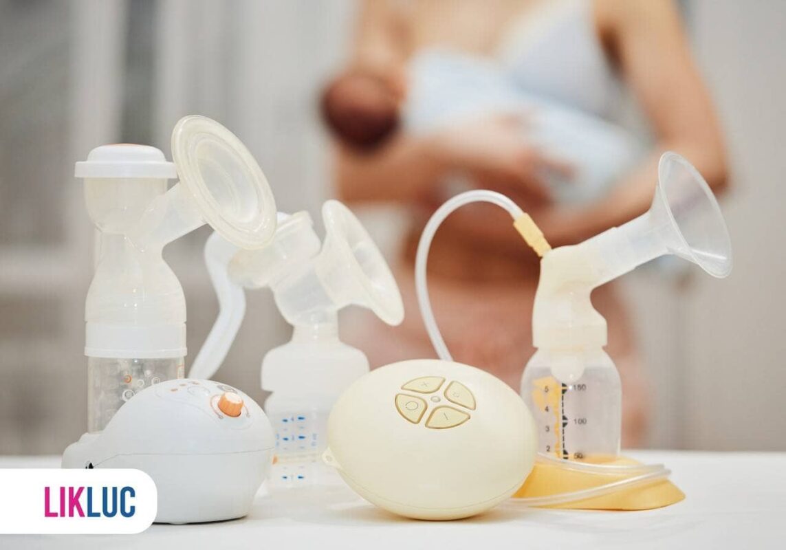 Bombas de tirar leite com uma mãe ao fundo segurando seu bebê