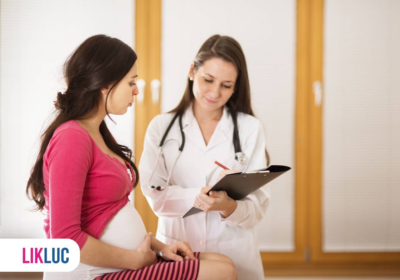 gestante em consulta com uma médica