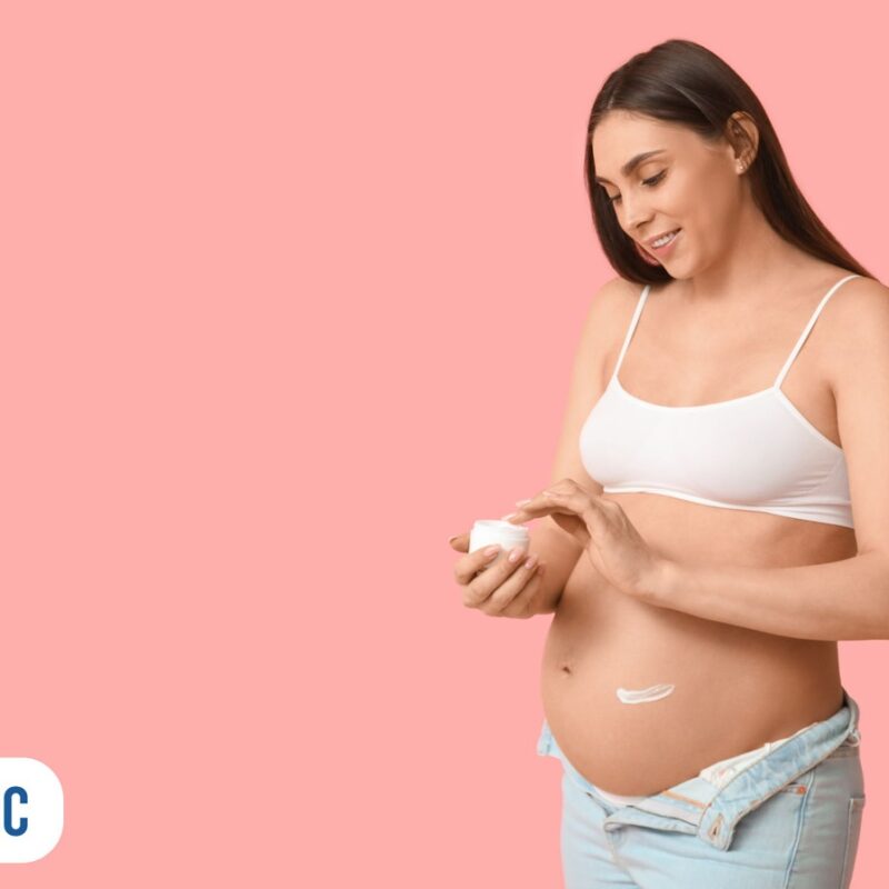 gestante aplicando creme anti estrias na barriga