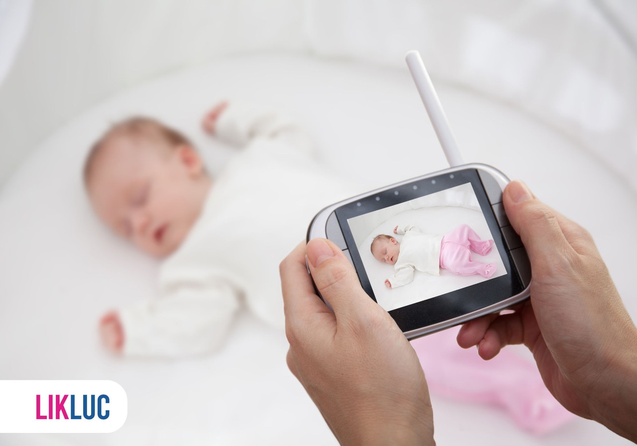 mamãe monitorando o bebê pela babá eletrônica