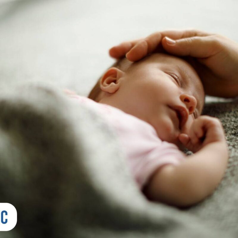 bebe dormindo de barriga para cima