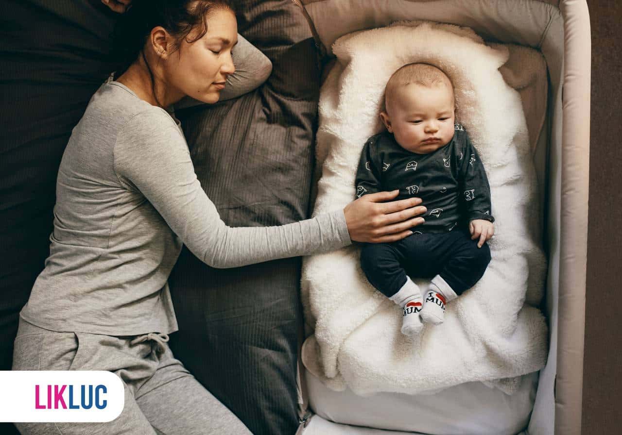 mamãe dormindo com a mão na barriga do bebê