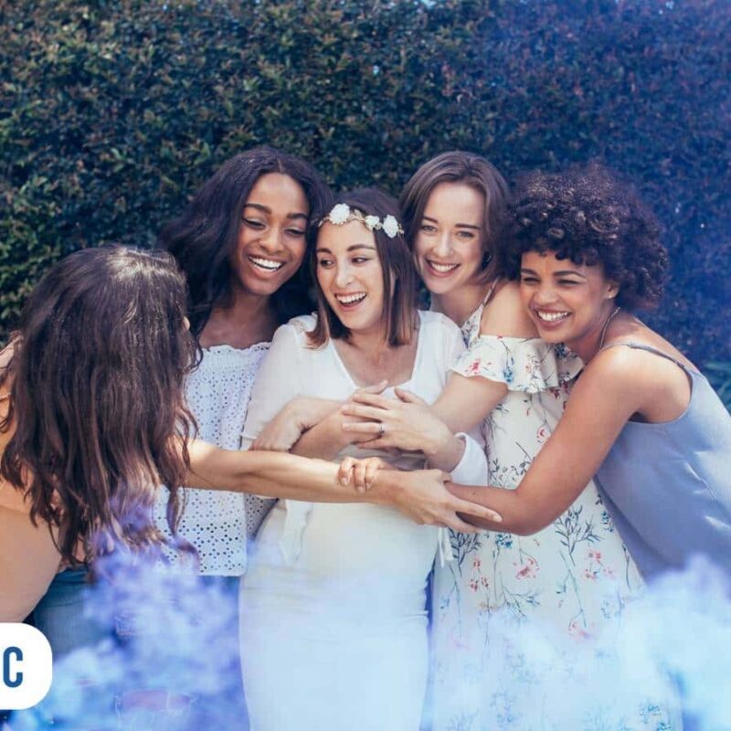 Abraço em grupo na anfitriã do chá de bebê