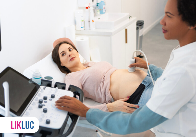 gestante fazendo ultrassom com a médica