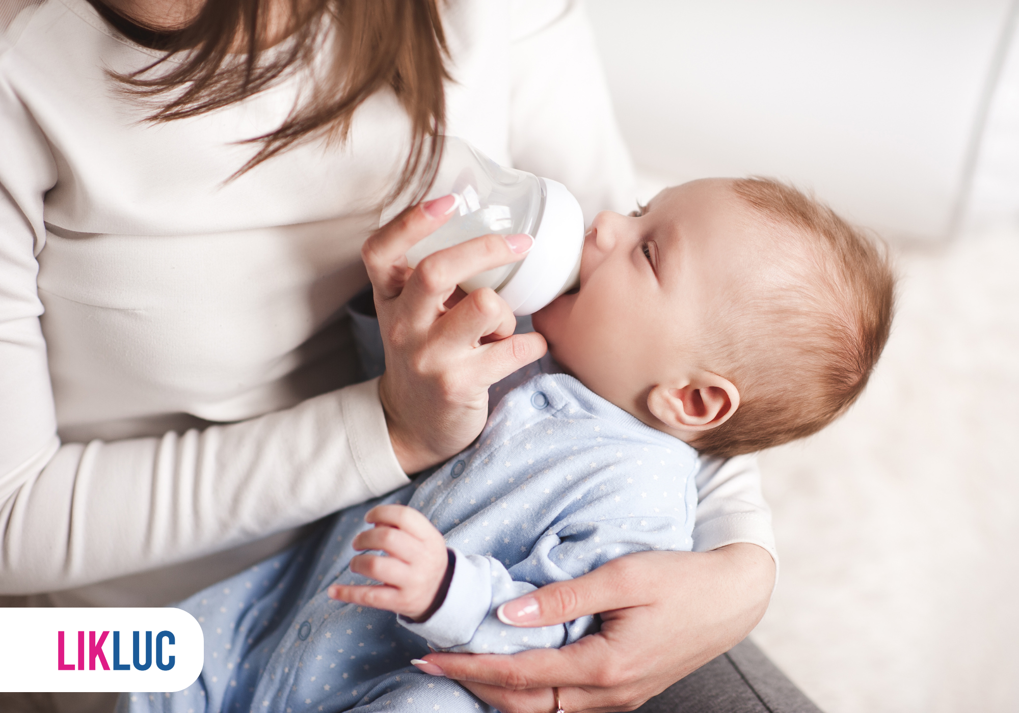 Mãe alimentando bebê com mamadeira