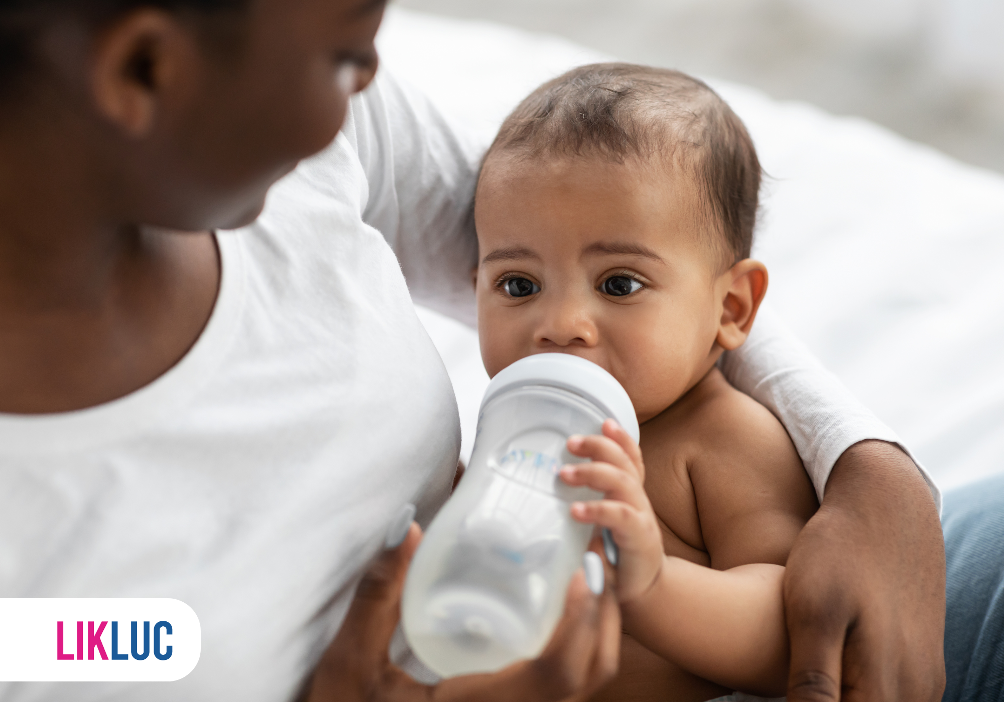 Mãe alimentando bebê com mamadeira