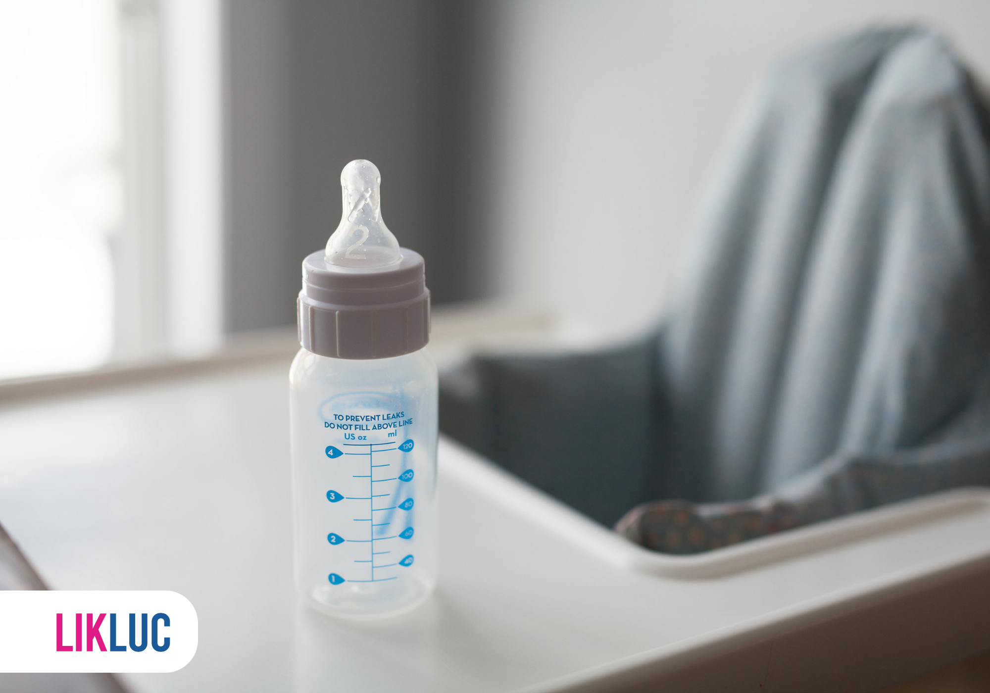 Mamadeira líquida em mesa de alimentação infantil